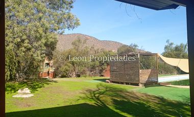 Leon Propiedades vende parcela de 1.5 ha, con 2 casas en sector Alhué, Curacaví.