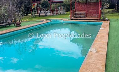 Leon Propiedades vende parcela de 1.5 ha, con 2 casas en sector Alhué, Curacaví.