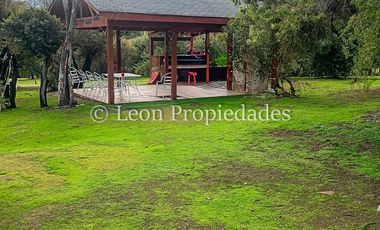 Leon Propiedades vende parcela de 1.5 ha, con 2 casas en sector Alhué, Curacaví.