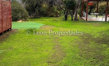 Leon Propiedades vende parcela de 1.5 ha, con 2 casas en sector Alhué, Curacaví.