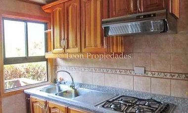 Leon Propiedades vende parcela de 1.5 ha, con 2 casas en sector Alhué, Curacaví.