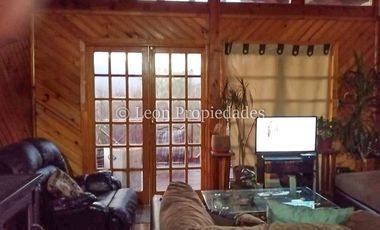 Leon Propiedades vende parcela de 1.5 ha, con 2 casas en sector Alhué, Curacaví.