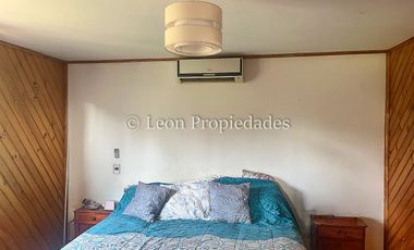 Leon Propiedades vende parcela de 1.5 ha, con 2 casas en sector Alhué, Curacaví.