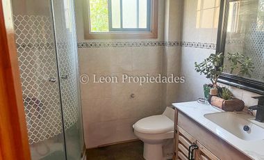 Leon Propiedades vende parcela de 1.5 ha, con 2 casas en sector Alhué, Curacaví.