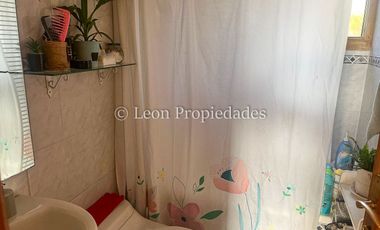 Leon Propiedades vende parcela de 1.5 ha, con 2 casas en sector Alhué, Curacaví.