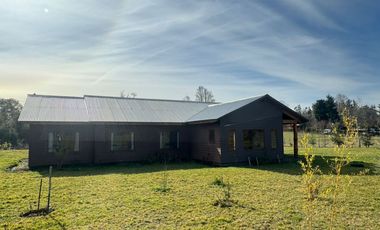 Vende Casa Nueva en Parcela con Estero Todo Asfaltado.