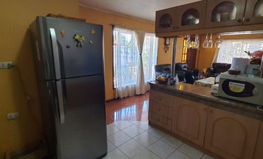 Oportunidad en Pachacamita Casa Amoblada con Patio Techado 2 estacionamientos