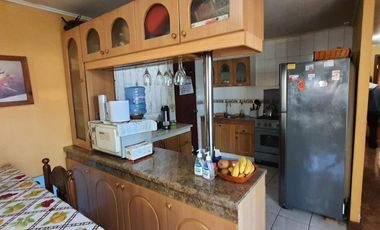 Oportunidad en Pachacamita Casa Amoblada con Patio Techado 2 estacionamientos