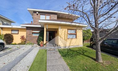 CONDOMINIO CERRADO, 4D+3,5B EXCELENTE ESTADO, AMPLIO PATIO