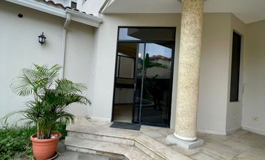 Casa de Alquiler en Vía a la Costa, Laguna Club