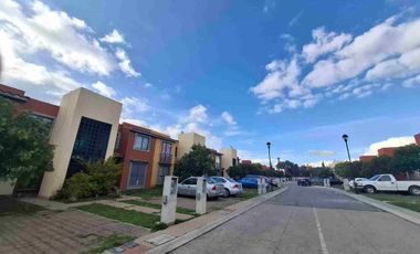 Se vende casa duplex, Hacienda Margarita,. Dentro de privada