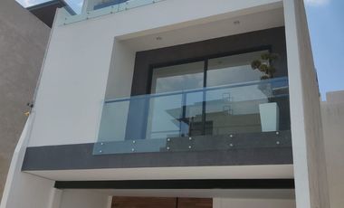 ZONA ESMERALDA, LAGO ESMERALDA, BELLA Y FUNCIONMAL CASA