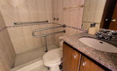 Alquilo - departamento planta baja - 2 dormitorios 2 baños - sala - comedor  - cocina - dormitorio secundario - área social.