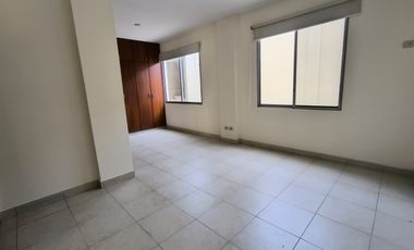 Alquilo - departamento planta baja - 2 dormitorios 2 baños - sala - comedor  - cocina - dormitorio secundario - área social.