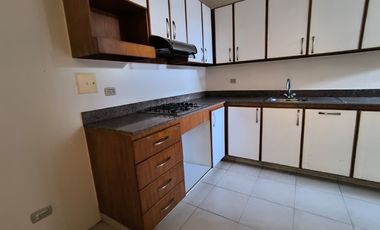 Alquilo - departamento planta baja - 2 dormitorios 2 baños - sala - comedor  - cocina - dormitorio secundario - área social.