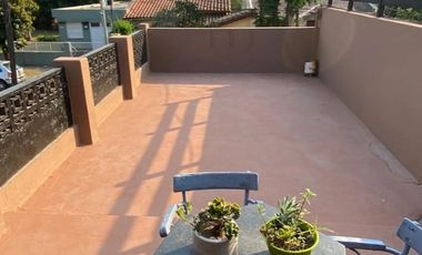 DOS CASAS EN PH - DEPTO AL FONDO - PISCINA Y TERRAZA