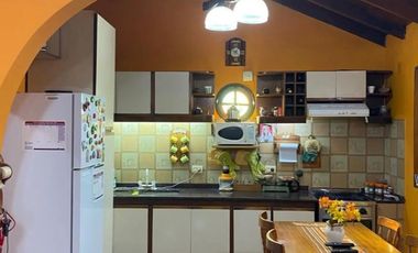 DOS CASAS EN PH - DEPTO AL FONDO - PISCINA Y TERRAZA