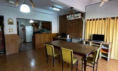 DOS CASAS EN PH - DEPTO AL FONDO - PISCINA Y TERRAZA