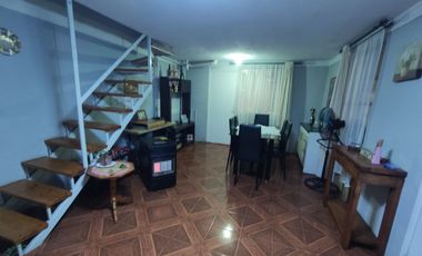 ACOGEDORA PROPIEDAD A PASOS DEL METRO EL PINO