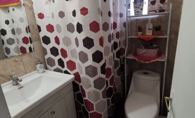 ACOGEDORA PROPIEDAD A PASOS DEL METRO EL PINO