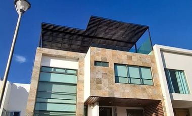 Residencia en venta de 4 Recámaras con Roof Garden en Zona Plateada