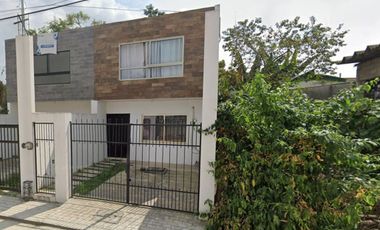 CASA DE DOS NIVELES CON ACABADOS DE LUJO EN VENTA