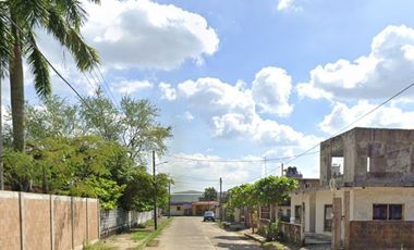 CASA DE DOS NIVELES EN VENTA, CON EXCELENTE UBICACION