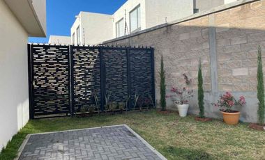 Se renta casa de dos recámaras y dos Baños y medio, jardín y dos cajones de estacionamiento