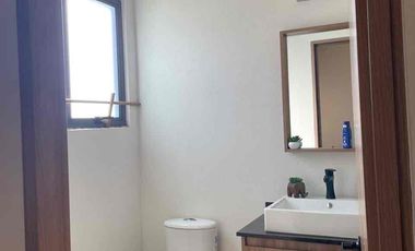 Se renta casa de dos recámaras y dos Baños y medio, jardín y dos cajones de estacionamiento