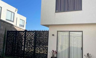 Se renta casa de dos recámaras y dos Baños y medio, jardín y dos cajones de estacionamiento