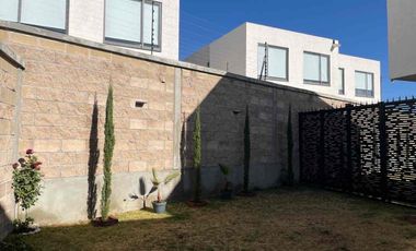 Se renta casa de dos recámaras y dos Baños y medio, jardín y dos cajones de estacionamiento