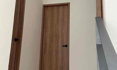Se renta casa de dos recámaras y dos Baños y medio, jardín y dos cajones de estacionamiento