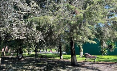 Se renta casa de dos recámaras y dos Baños y medio, jardín y dos cajones de estacionamiento
