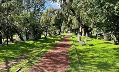 Se renta casa de dos recámaras y dos Baños y medio, jardín y dos cajones de estacionamiento
