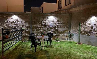 Se renta casa de dos recámaras y dos Baños y medio, jardín y dos cajones de estacionamiento