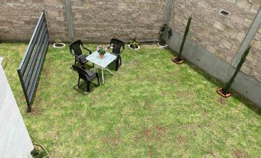 Se renta casa de dos recámaras y dos Baños y medio, jardín y dos cajones de estacionamiento