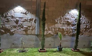 Se renta casa de dos recámaras y dos Baños y medio, jardín y dos cajones de estacionamiento