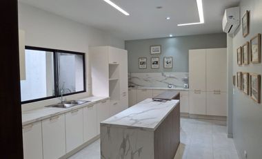 Casa de venta en Samborondón, urbanización La Riona