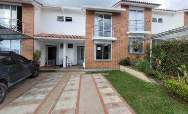 SE VENDE HERMOSA CASA EN FUSAGASUGA EXCELENTE UBICACIÓN.