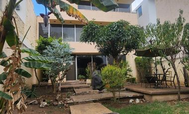 CASA EN VENTA EN LA LOMA FRENTE A PLAZA FIESTA CAMELINAS CERCA DE ZONAS COMERCIALES Y BANCARIAS