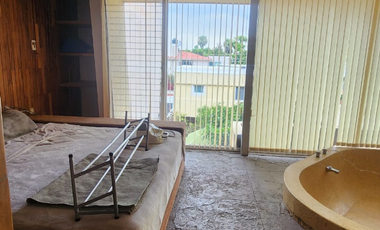 CASA EN VENTA EN LA LOMA FRENTE A PLAZA FIESTA CAMELINAS CERCA DE ZONAS COMERCIALES Y BANCARIAS