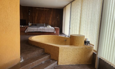 CASA EN VENTA EN LA LOMA FRENTE A PLAZA FIESTA CAMELINAS CERCA DE ZONAS COMERCIALES Y BANCARIAS