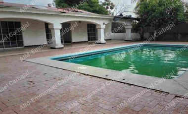 CASA EN VENTA EN COLIMA CON ALBERCA Y JARDIN