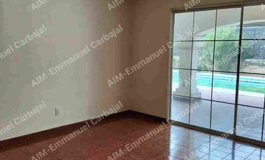 CASA EN VENTA EN COLIMA CON ALBERCA Y JARDIN