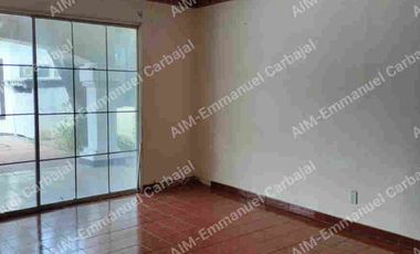 CASA EN VENTA EN COLIMA CON ALBERCA Y JARDIN