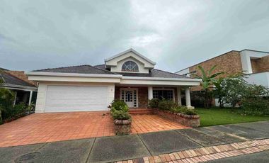 HERMOSA CASA EN VENTA EN RUITOQUE CONDOMINIO CON PERFIL AL CAMPO DE GOLF