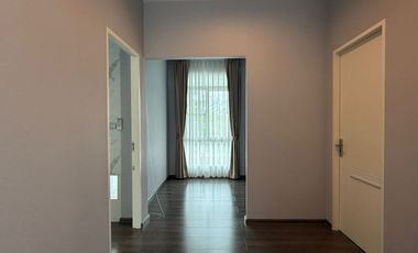 Single House for Sale –  Mantana Motorway-New Krungthep Kretha Corner Plot Facing the Park