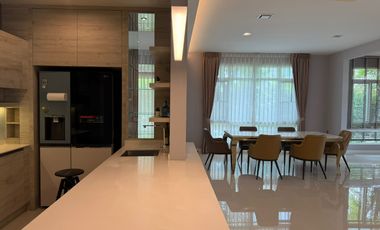 Single House for Sale –  Mantana Motorway-New Krungthep Kretha Corner Plot Facing the Park