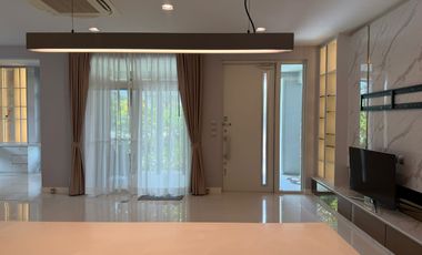 Single House for Sale –  Mantana Motorway-New Krungthep Kretha Corner Plot Facing the Park