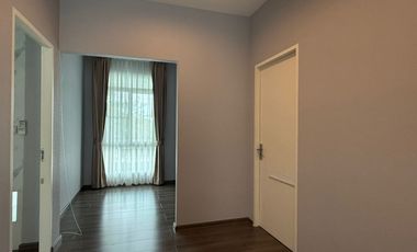 Single House for Sale –  Mantana Motorway-New Krungthep Kretha Corner Plot Facing the Park